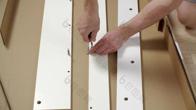 工人用螺钉固定硬件木家具部分组装工匠修复螺杆螺丝刀首页家具收集卡彭特修复家具
